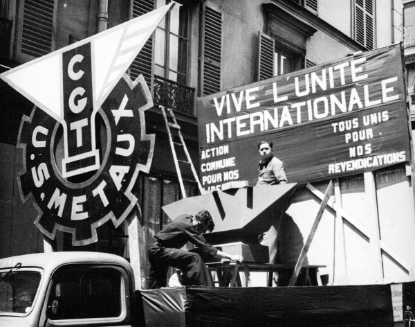 Défilé syndical en 1937. On y voit Jean-Pierre Timbaud.